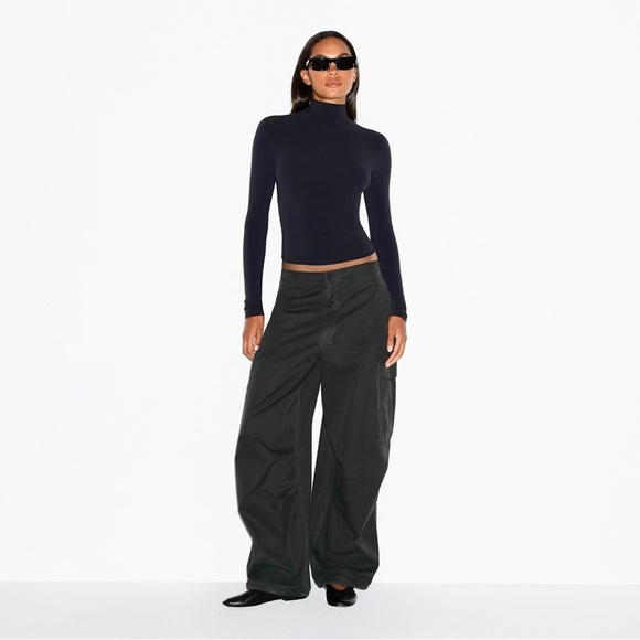 SKIMS Pants - SKIMS Outdoor Woven Oversized Cargo Pants Onyx Black Size M Medium New NWT